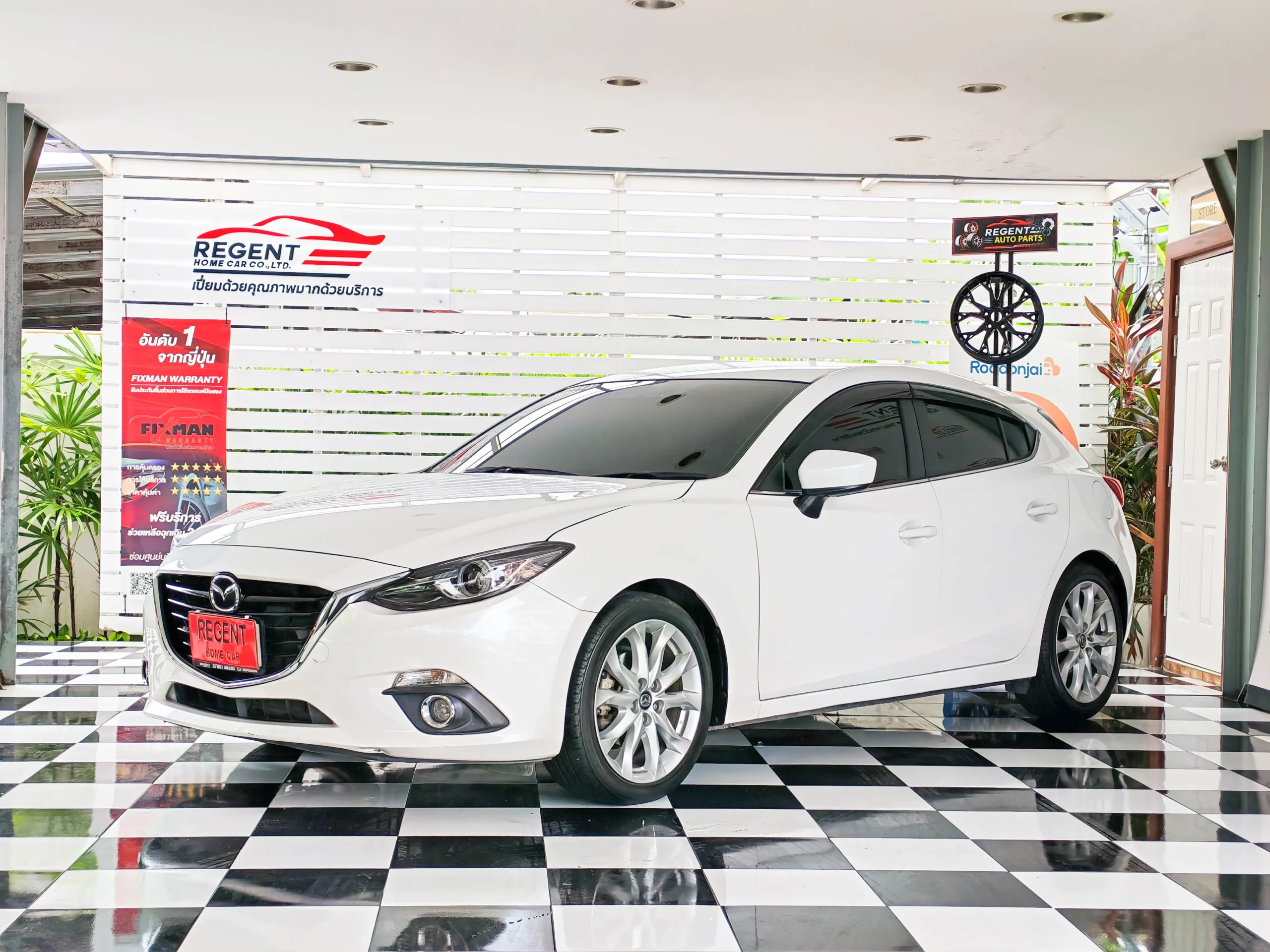 mazda 3 สีขาว